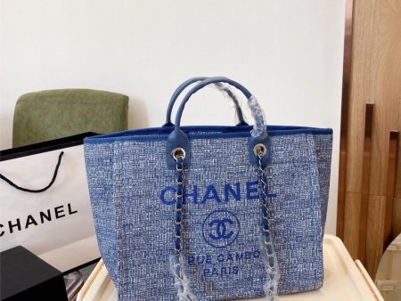 Woman new Chanel shoulder handbag For Sale