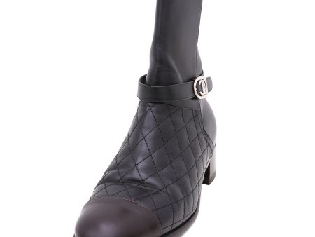 Chanel Bicolor CC Quilted Ankle Boots 39.5 For Sale