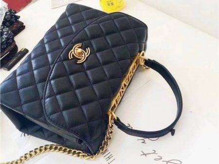 Woman Chanel handbag Online now