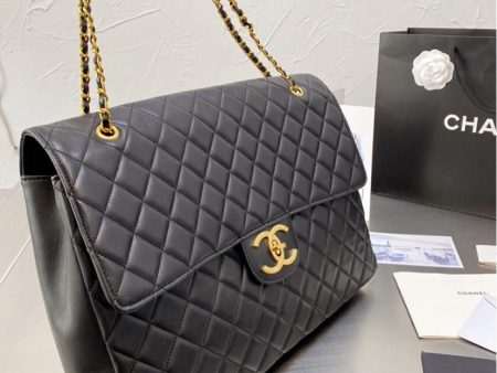 Woman large Chanel shoulder handbag on Sale