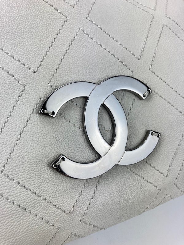 Chanel Large Diamond Stitch Tote in White Online